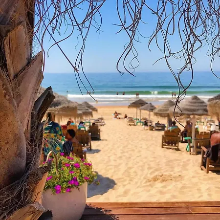 Sea Breeze Golf & شقة